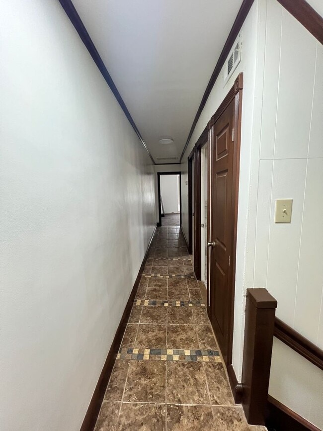 Building Photo - 3 Bedroom Apartment Available w/ 2 car garage