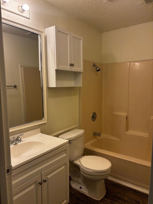 Building Photo - 3 Bedroom 2 Bath