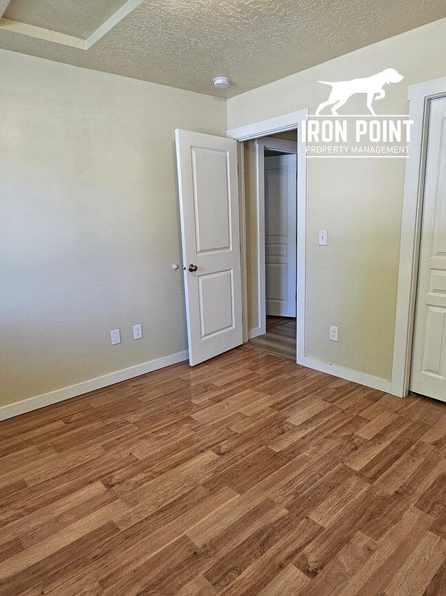 Building Photo - 3bed/2bath w/3 car garage, upstairs bonus room, vaulted ceilings, & fenced yard.
