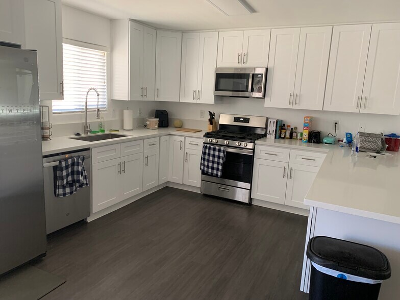 New Kitchen and apliances - 73641 Sunnyslope Dr