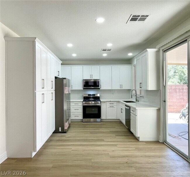 Building Photo - 10546 Big Mill Dr