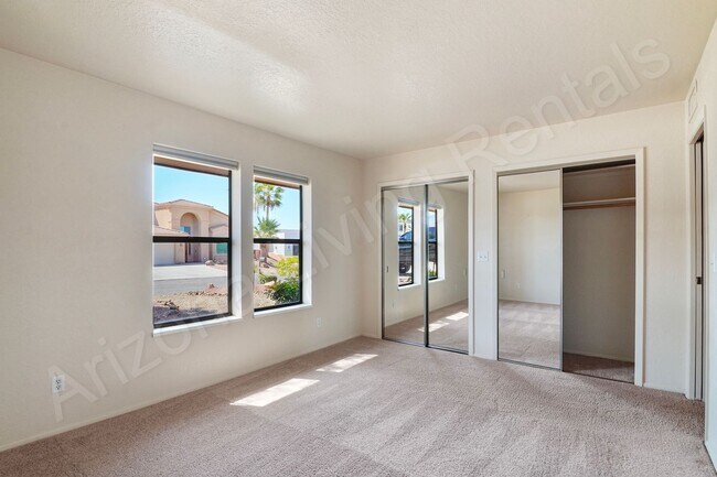 Building Photo - VIEWS ON THE GREEN WITH LARGE LOFT