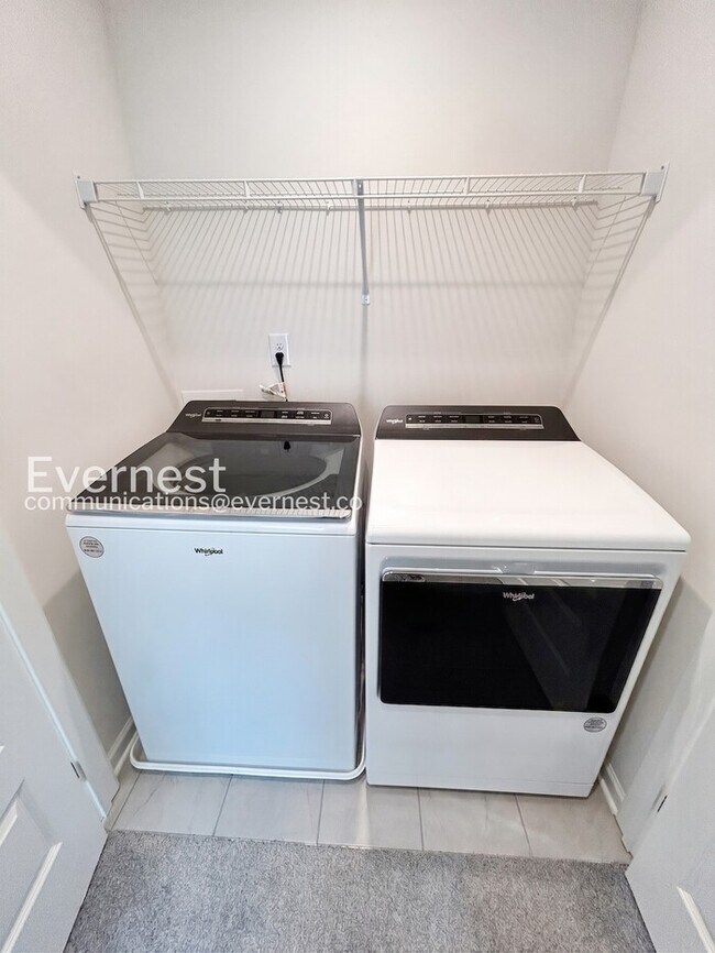 Building Photo - 3 Bed/2.5 Bath Townhome with Garage / Pet-Friendly / Available Now!