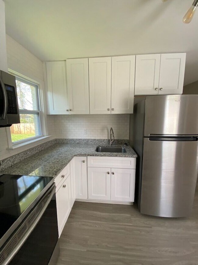 Building Photo - Minutes from Uptown!  100% Renovated!