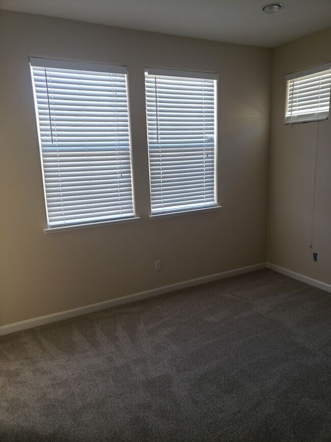 Building Photo - Wow! Move In Ready
