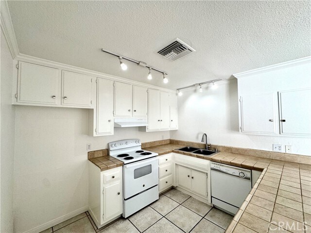 Building Photo - 143 Marywood Ave