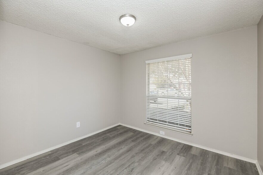 Building Photo - 8221 Cloverglen Ln