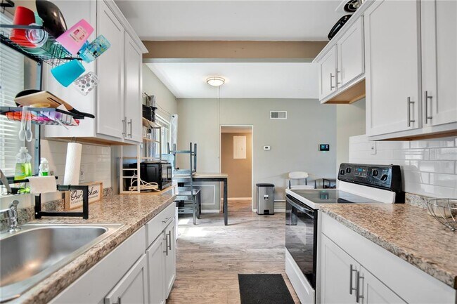 Building Photo - 1301 Lawne Blvd