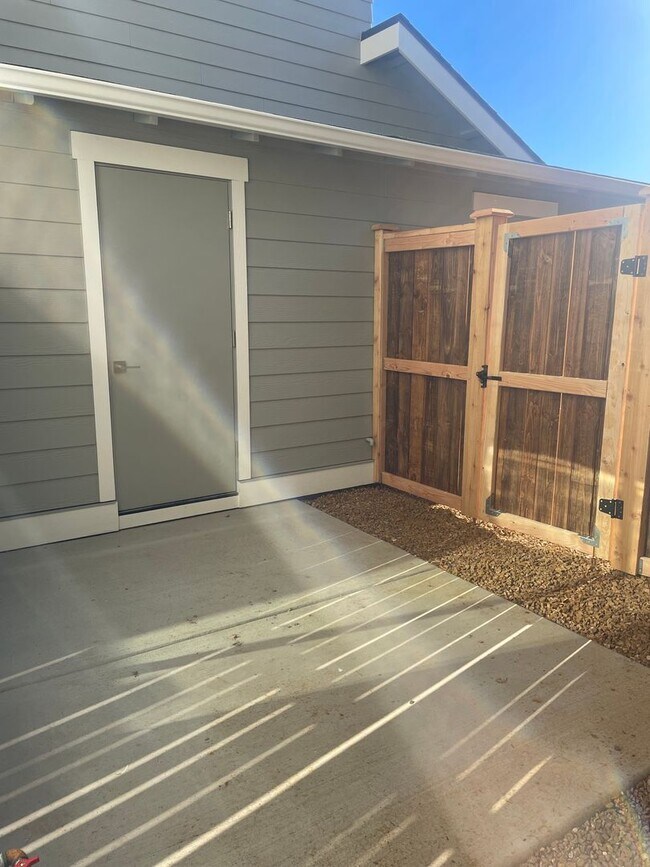 Building Photo - 61539 SE Jennifer Ln