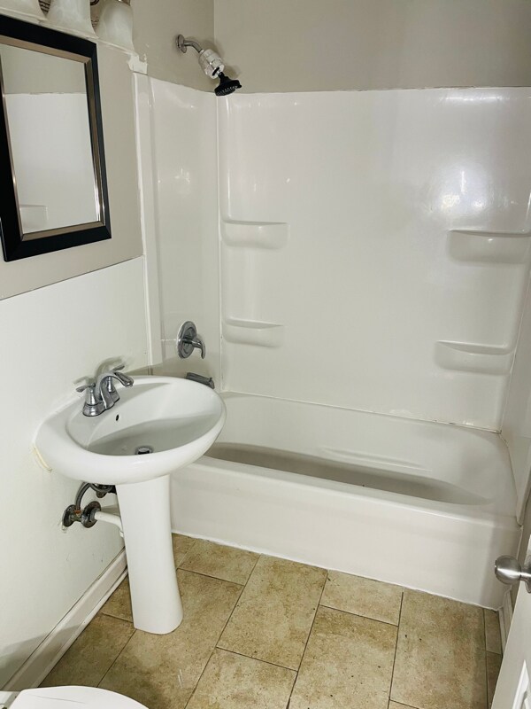 Building Photo - 1902 N Green Ln N