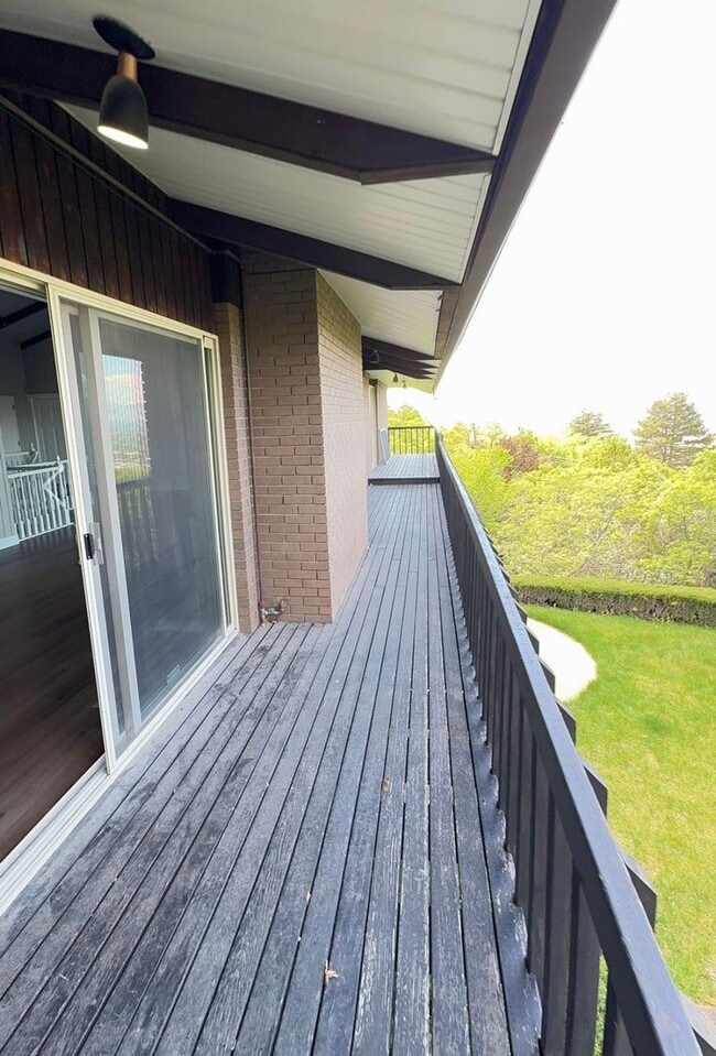 Building Photo - Large home with spectacular Salt Lake City views