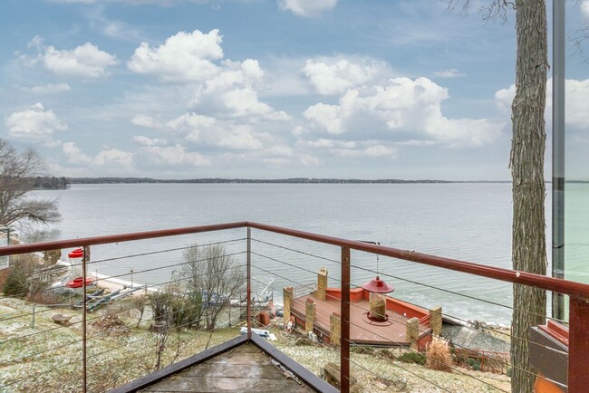 Building Photo - Lake Mendota Dream Home in Desirable Sprin...