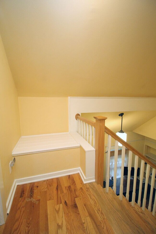 Building Photo - Delightful Remodeled Alberta Arts 3 Bed/2 ...