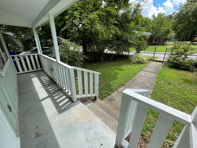 Building Photo - Charming 2br house on the Northside of Cha...