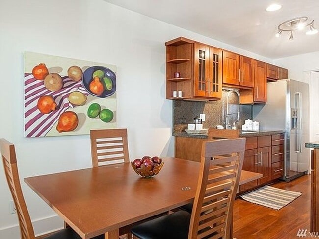 Building Photo - Beautifully Updated Queen Anne 2bd 2bath T...