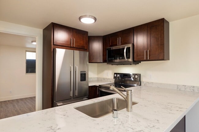 Building Photo - Newly Remodeled 3BR w/ In-Unit W/D, Private Entry & Designer Finishes – Pet Friendly!