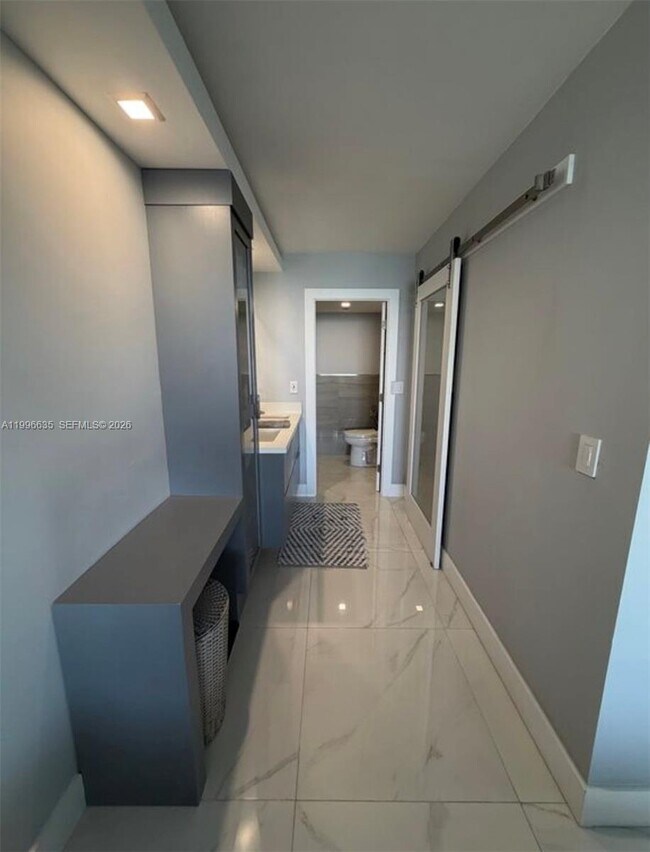 Building Photo - 1420 Brickell Bay Dr