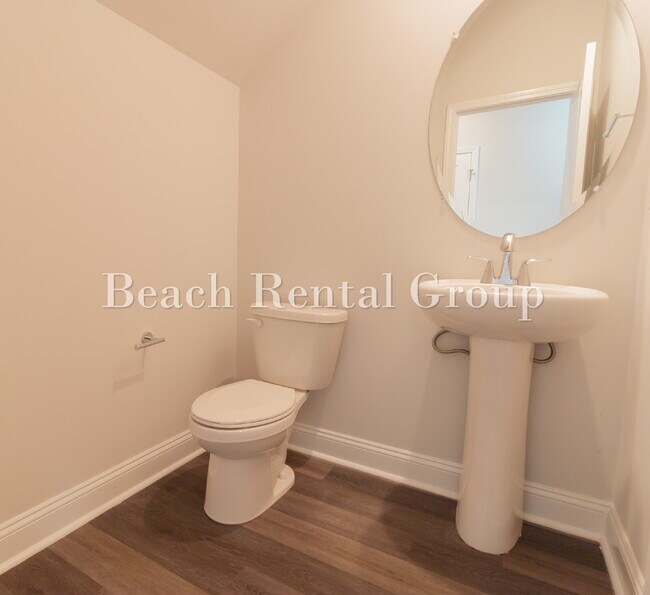 Building Photo - Spacious 3 Bedroom w/Loft, End Unit