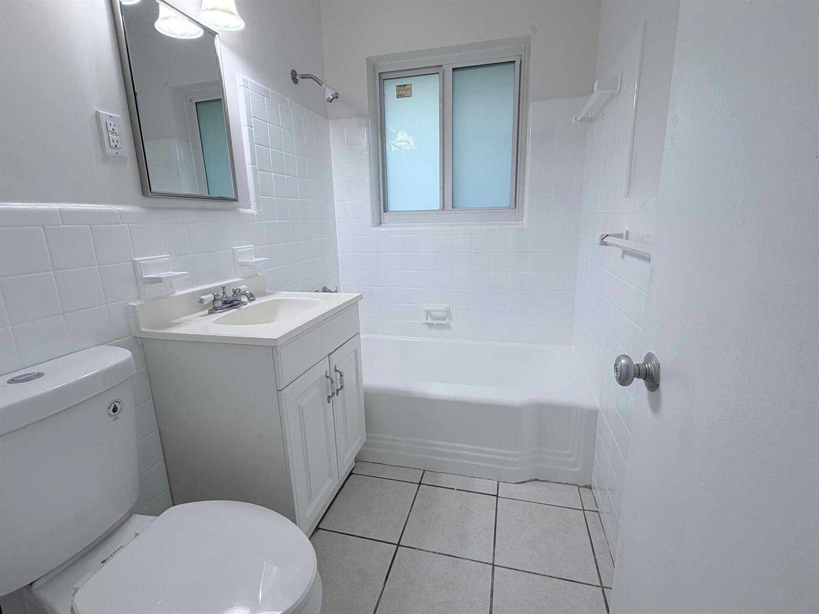 Building Photo - 231 NE 16th Ave