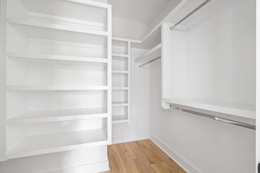 Building Photo - 2826 Clifton Ave