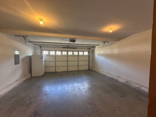 Building Photo - Fresh interior and exterior new painting