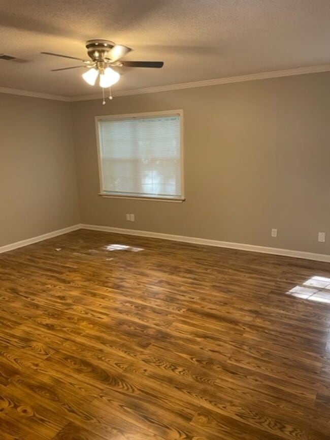 Building Photo - Spacious 3 bedroom 1 bath near Willow and Perkins