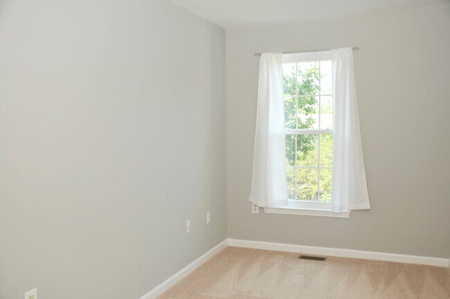 Building Photo - Charming End-Unit Townhouse in Mt. Airy Manor Community