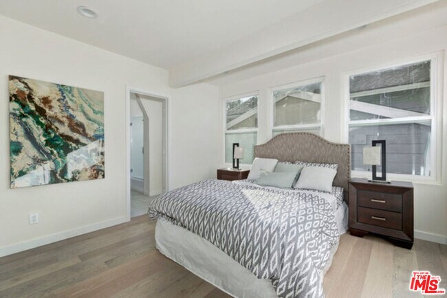 Building Photo - 3237 Kelton Ave