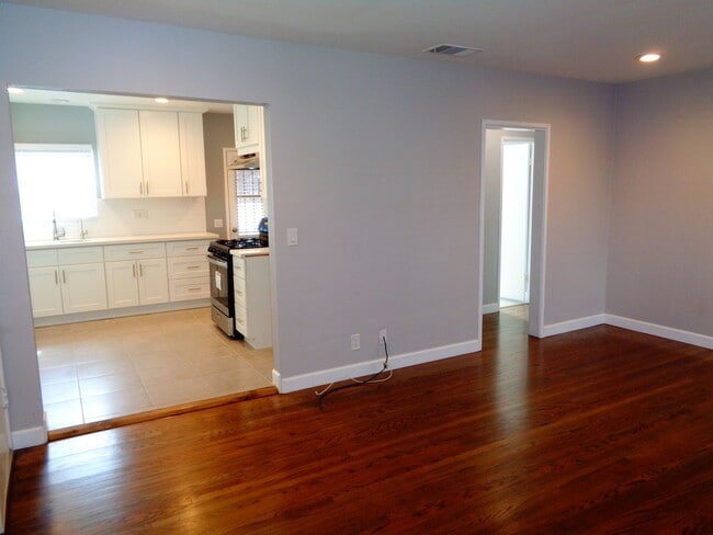 Building Photo - 2 Bedroom 1 Bath Ground Floor Apartment fo...