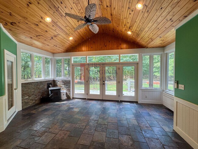 Building Photo - 25 Fleetwood Dr