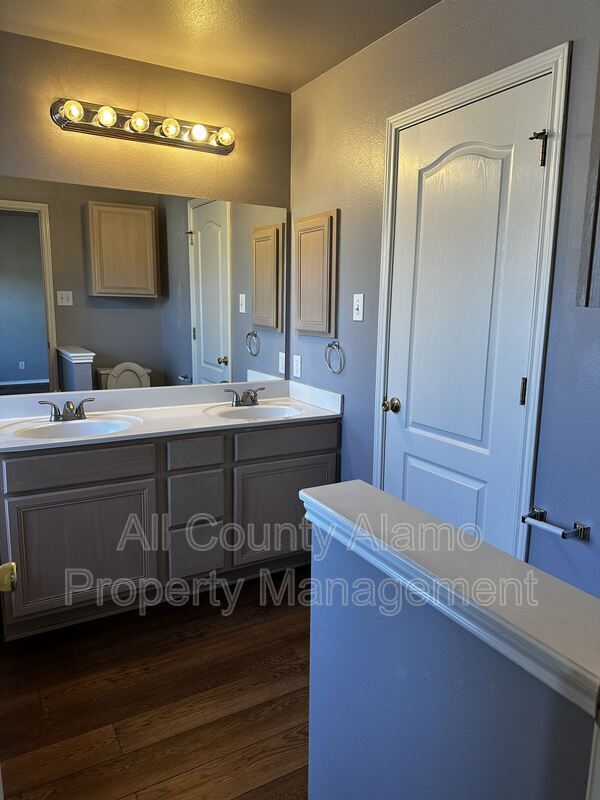 Building Photo - 312 Silver Wing