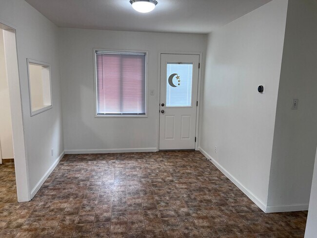Building Photo - 3bd/1ba SFH WITH LARGE FENCED YARD, 2 CAR GARAGE, IN DESIRABLE NEIGHBORHOOD!!!