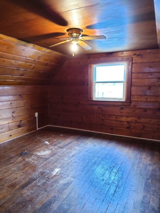 Building Photo - 2 Bedroom Single Family Home in Syracuse!