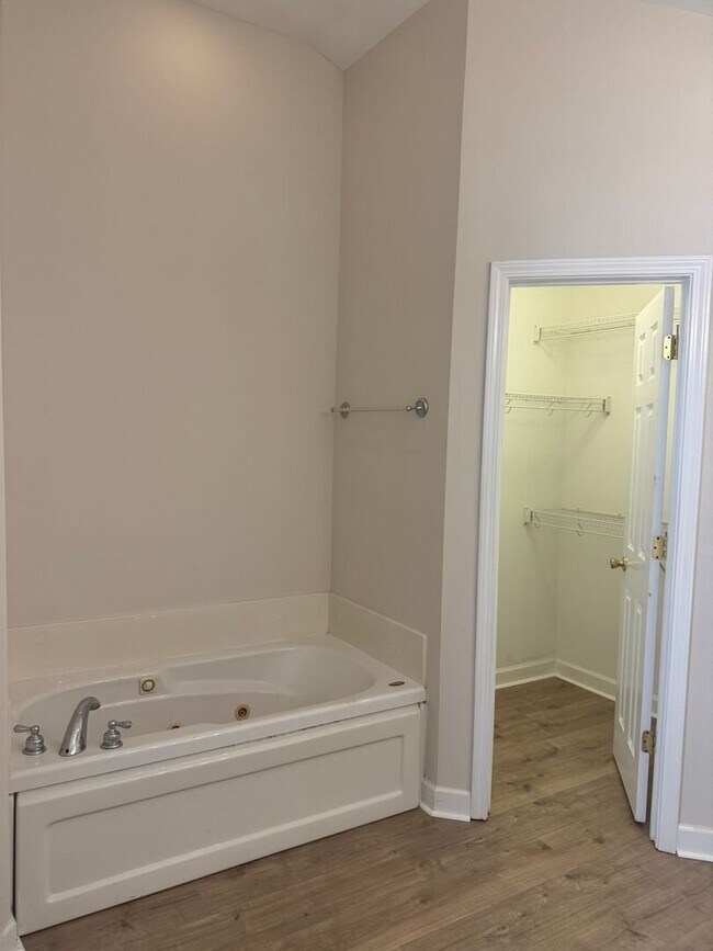 Building Photo - Updated 3 bedroom