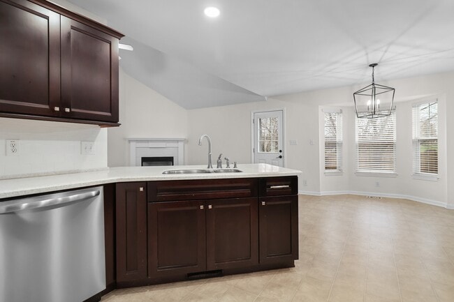 Building Photo - 3817 Roscommon Way