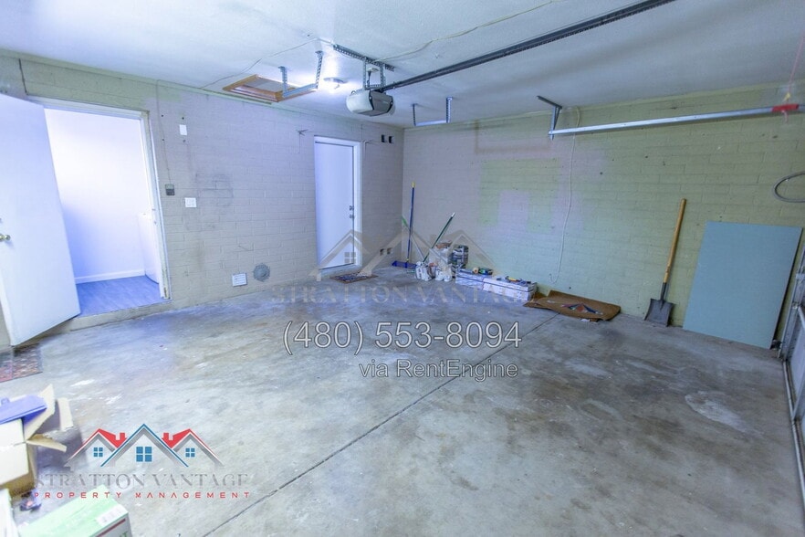 Building Photo - 433 W Santa Cruz Dr