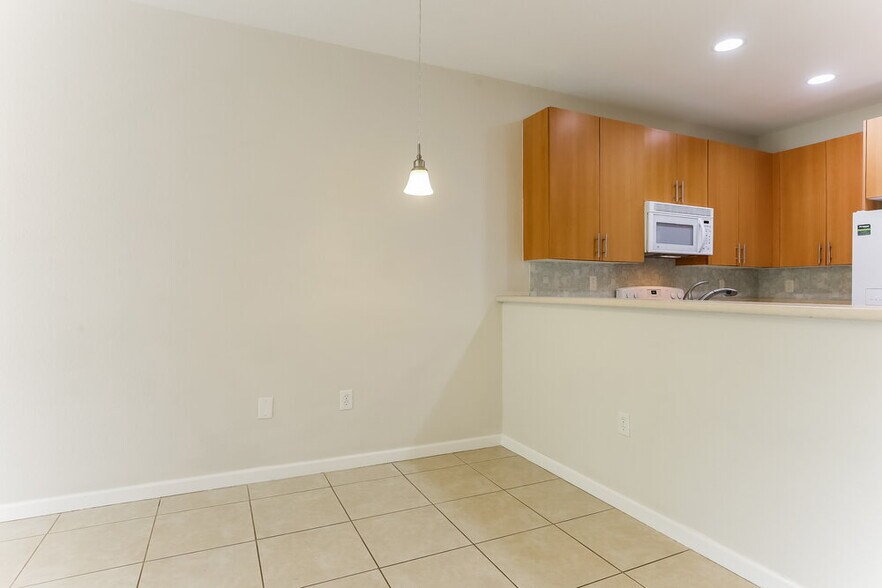 Building Photo - 2423 NW 31st Ct