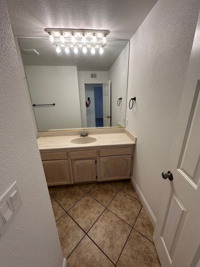 Building Photo - Fresno home for rent