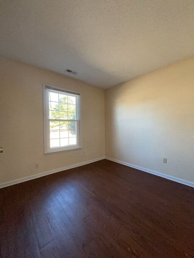 Building Photo - 2119 Rolling Ridge Dr