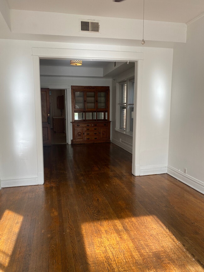 Building Photo - 866 W Buckingham Pl