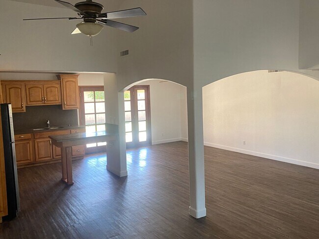 Building Photo - Nicely updated 3/2 SFH in Glendale w no HOA