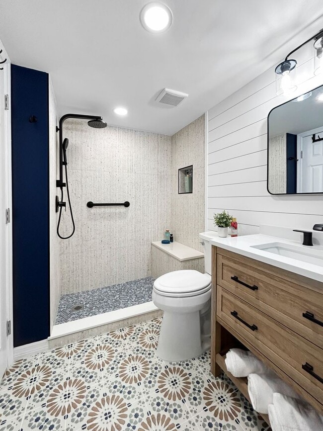 Building Photo - 4775 Cove Cir