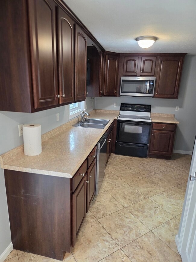 Building Photo - 16 River Rd