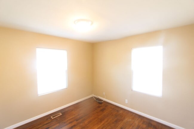 Building Photo - 3 Bedroom, 1 Bath! New on the Market!!  Co...