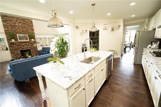 Building Photo - 1451 Torrington Dr