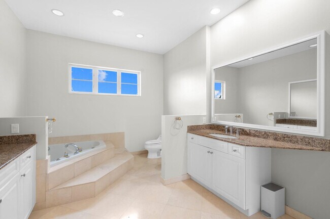 Building Photo - 2739 NE 15th St