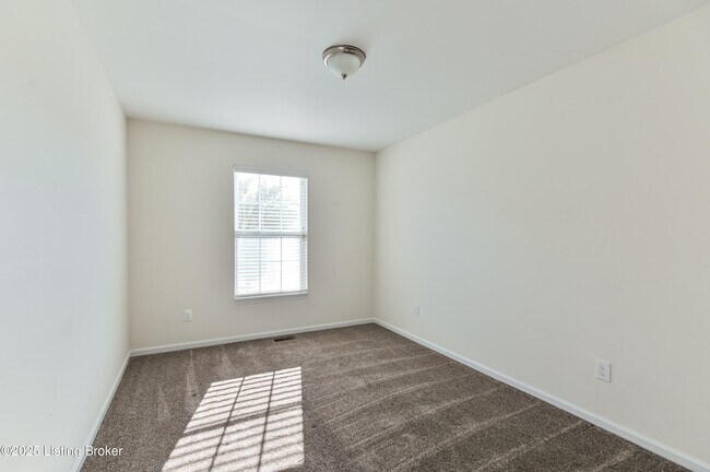 Building Photo - 220 Rockcrest Way