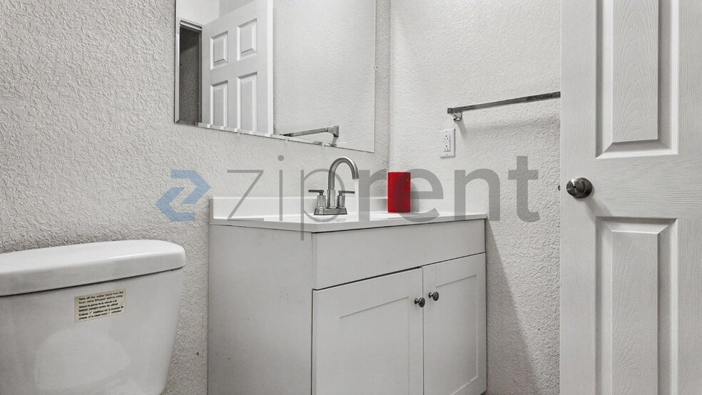 Building Photo - Unit D