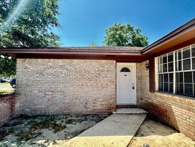 Building Photo - Spacious 3 Bedroom Duplex for Rent in Nice...