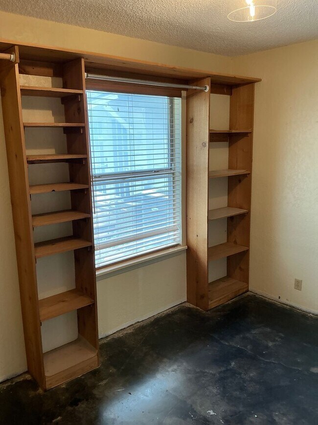 Building Photo - COMING SOON 4/2 with Acreage & BONUS SPACE